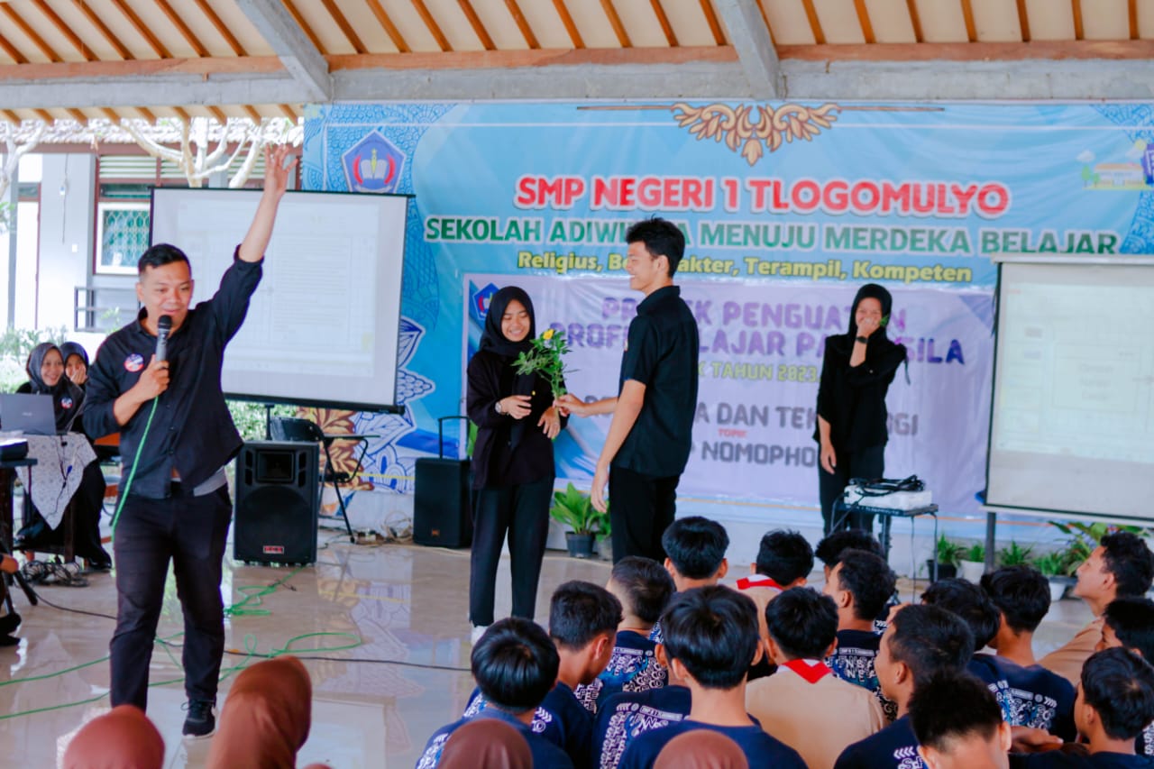 SMA Muhammadiyah 1 Temanggung menjadi Narasumber di SMP N 1 Tlogomulyo