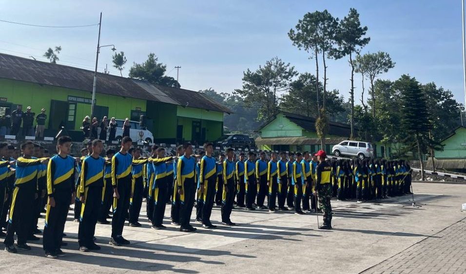 Kegiatan Bina Karakter Kebangsaan Murid Kelas X SMA Muhammadiyah 1 Temanggung di Bantir Sumowono
